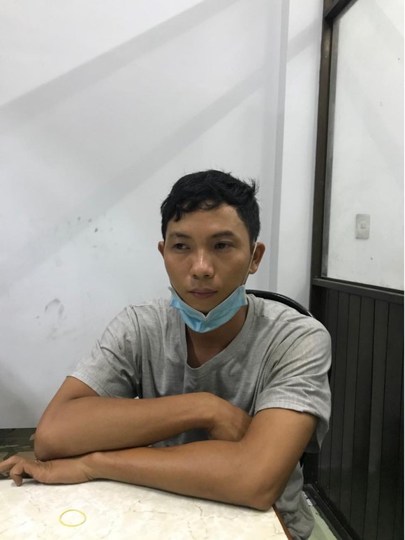 Khởi tố kẻ phóng hỏa đốt nhà 2 vợ chồng bán hoa ở TP Thủ Đức ảnh 1