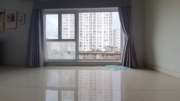 Căn nhà ở quận 1 nhiều lần bị bắn vỡ kính ảnh 2