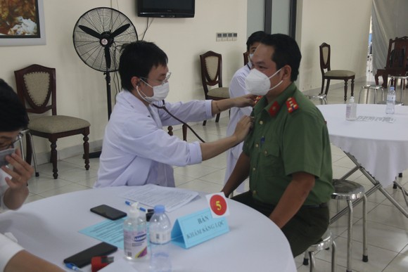 Công an TPHCM triển khai tiêm vaccine Covid-19 cho cán bộ, chiến sĩ ảnh 2