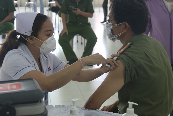 Công an TPHCM triển khai tiêm vaccine Covid-19 cho cán bộ, chiến sĩ ảnh 3