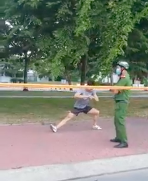 Xử phạt 4 triệu đồng nam thanh niên không đeo khẩu trang, 'vô tư' tập thể dục ở công viên ảnh 1