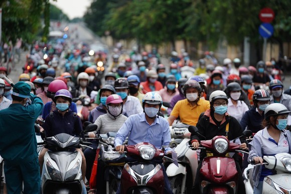 Người dân khai báo y tế bằng mã QR trước khi qua 12 chốt, trạm kiểm soát ở TPHCM để tránh ùn ứ ảnh 1