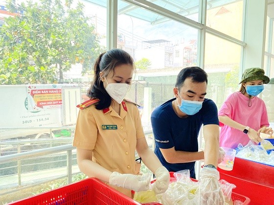 CSGT trao 400 suất cơm mỗi ngày cho lực lượng tuyến đầu chống dịch Covid-19 ảnh 1