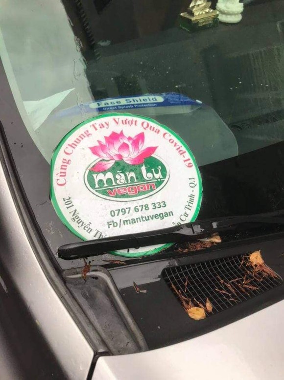 Lái xe ô tô dán bảng “bếp cơm thiện nguyện” đưa người từ TPHCM về quê, bị phạt 7,5 triệu đồng ảnh 2