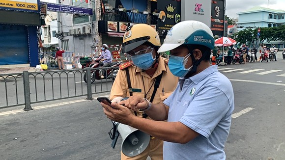 Nhiều chốt kiểm tra di biến động dân cư ở TPHCM ùn ứ ảnh 6
