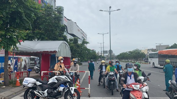 Nhiều chốt kiểm tra di biến động dân cư ở TPHCM ùn ứ ảnh 7