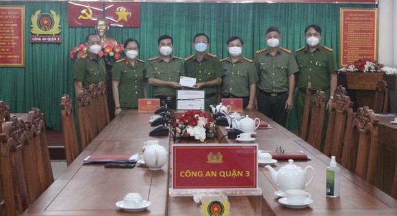 Lãnh đạo Công an TPHCM thăm hỏi, động viên Công an quận 3, quận Tân Bình ảnh 2
