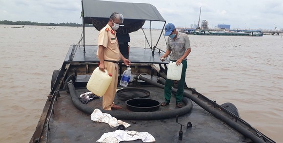 Phát hiện ghe gỗ chứa hơn 10.000 lít nghi dầu DO không rõ nguồn gốc trên sông Sài Gòn ảnh 1