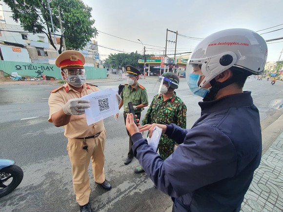 Công an TPHCM hướng dẫn kiểm tra tại các chốt nội ô ảnh 1