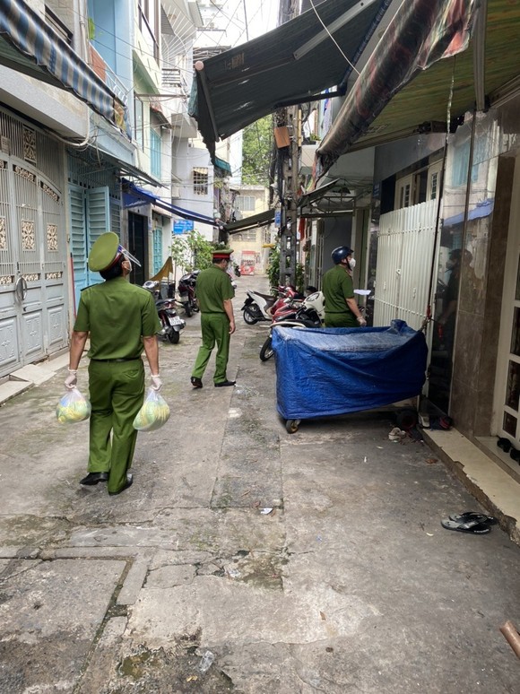 Cảnh sát PCCC trao quà cho người dân, trẻ em có hoàn cảnh khó khăn do dịch Covid-19 ảnh 1