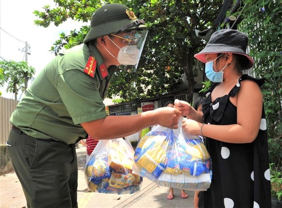 Công an TPHCM trao nhu yếu phẩm tận tay người dân khó khăn do dịch Covid-19 ở quận 4 ảnh 11