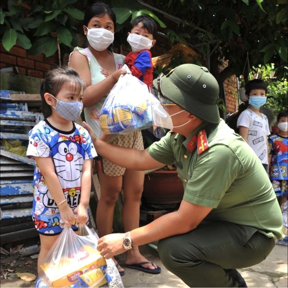 Công an TPHCM trao nhu yếu phẩm tận tay người dân khó khăn do dịch Covid-19 ở quận 4 ảnh 9