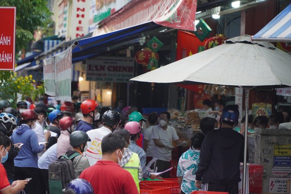Người dân tập trung đông chờ mua bánh Trung thu ở cửa hàng tại quận 1 ảnh 5