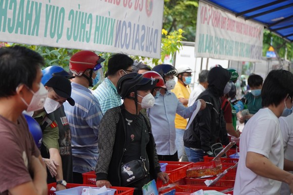 Người dân tập trung đông chờ mua bánh Trung thu ở cửa hàng tại quận 1 ảnh 6
