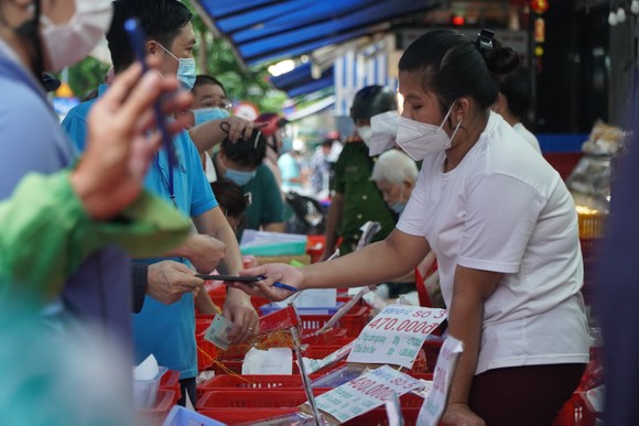 Người dân tập trung đông chờ mua bánh Trung thu ở cửa hàng tại quận 1 ảnh 3