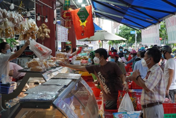 Người dân tập trung đông chờ mua bánh Trung thu ở cửa hàng tại quận 1 ảnh 9