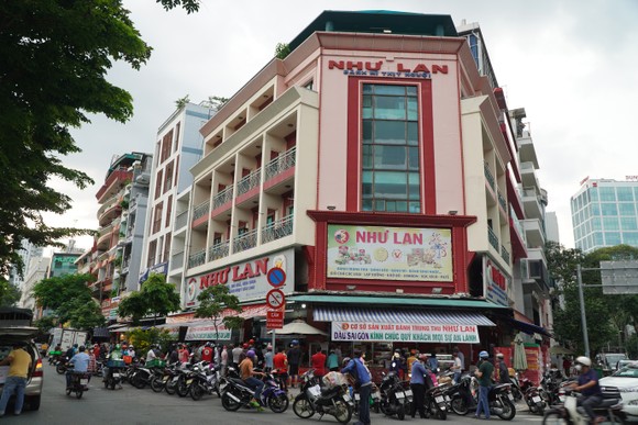 Người dân tập trung đông chờ mua bánh Trung thu ở cửa hàng tại quận 1 ảnh 1