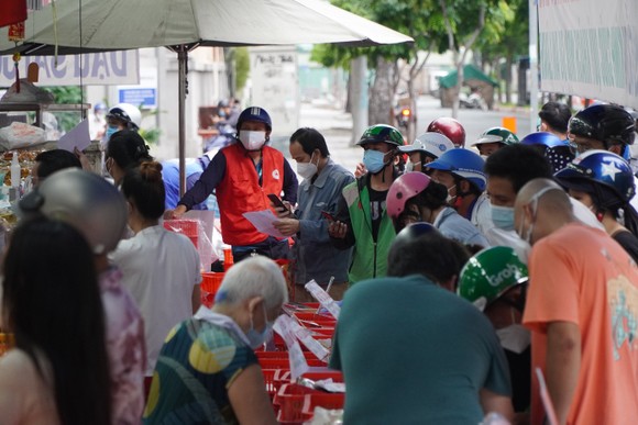 Người dân tập trung đông chờ mua bánh Trung thu ở cửa hàng tại quận 1 ảnh 10