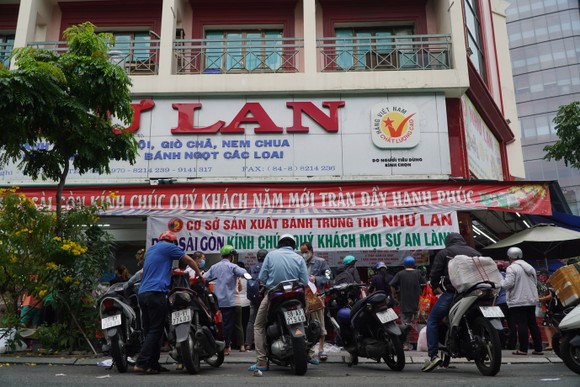 Người dân tập trung đông chờ mua bánh Trung thu ở cửa hàng tại quận 1 ảnh 2