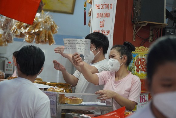 Người dân tập trung đông chờ mua bánh Trung thu ở cửa hàng tại quận 1 ảnh 11