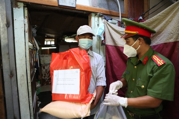 Công an TPHCM trao quà cho người dân ở khu phong tỏa quận Bình Thạnh ảnh 5