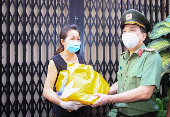 Lãnh đạo Công an TPHCM tới tận nhà trao gạo, nhu yếu phẩm...cho bà con khó khăn ở quận 3 ảnh 8