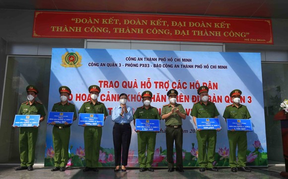 Lãnh đạo Công an TPHCM tới tận nhà trao gạo, nhu yếu phẩm...cho bà con khó khăn ở quận 3 ảnh 4