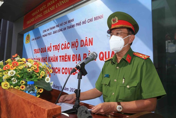 Lãnh đạo Công an TPHCM tới tận nhà trao gạo, nhu yếu phẩm...cho bà con khó khăn ở quận 3 ảnh 1