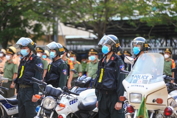 Công an TPHCM ra quân trấn áp tội phạm sau nới lỏng giãn cách xã hội ảnh 6