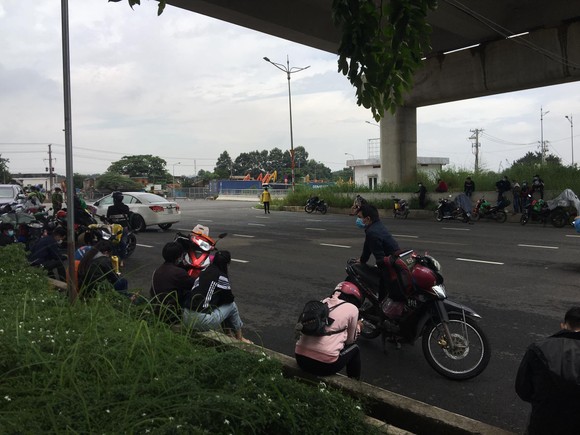 TPHCM: Hàng ngàn người về quê bằng xe máy ùn ứ ở cửa ngõ về miền Tây ảnh 6