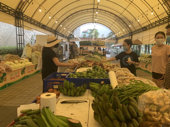 Mở khu bán thực phẩm, nhu yếu phẩm phục vụ người dân ở TPHCM tại Giga Market ảnh 7