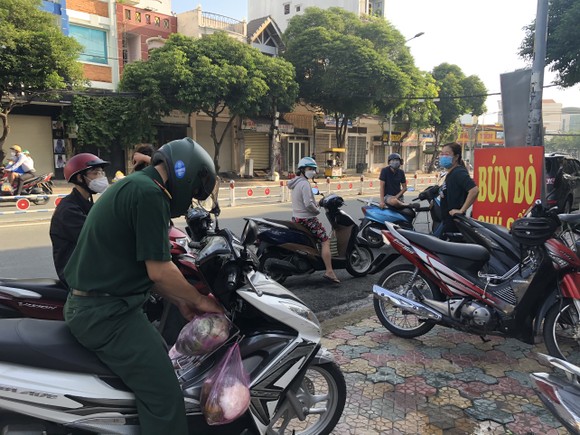 TPHCM: Nhộn nhịp ngày đầu bán tại chỗ, nhiều quán hết hàng sau vài giờ mở cửa ảnh 2