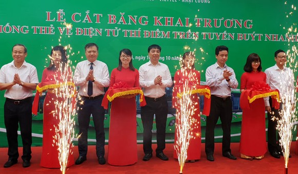 Buýt nhanh BRT Hà Nội chính thức dùng vé điện tử ảnh 1
