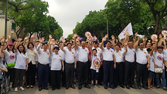 Hàng ngàn người dân thủ đô đi bộ kêu gọi “Đã uống rượu bia - Không lái xe“ ảnh 2