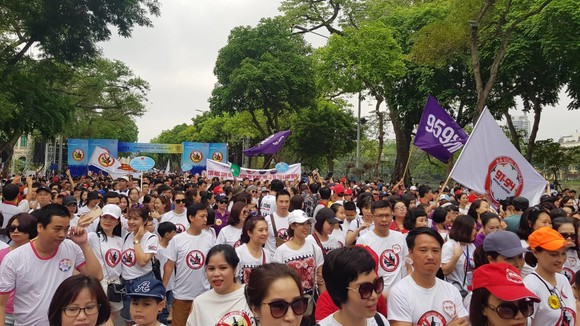Hàng ngàn người dân thủ đô đi bộ kêu gọi “Đã uống rượu bia - Không lái xe“ ảnh 3