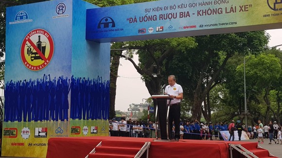 Hàng ngàn người dân thủ đô đi bộ kêu gọi “Đã uống rượu bia - Không lái xe“ ảnh 1