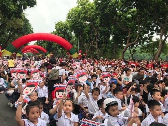 Còn nhiều phụ huynh chưa đội nón bảo hiểm cho con em ảnh 3