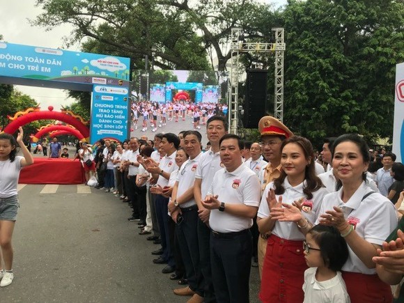 Còn nhiều phụ huynh chưa đội nón bảo hiểm cho con em ảnh 2