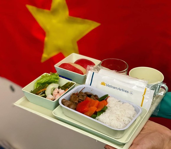 Các cầu thủ U22 và đội tuyển nữ Việt Nam rời sân bay Nội Bài đến diện kiến Thủ tướng ảnh 18