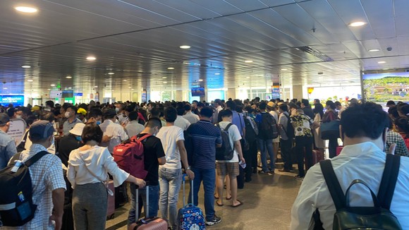 Khắc phục ùn ứ tại khu vực soi chiếu an ninh sân bay Tân Sơn Nhất ảnh 1