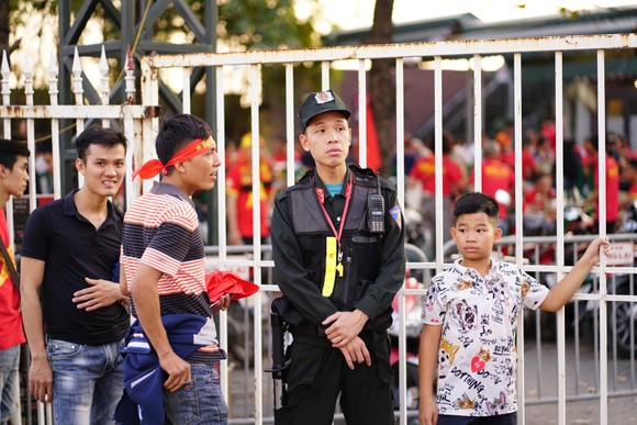 Lượt về bán kết AFF Cup: An ninh thắt chặt mọi ngả đường về sân Mỹ Đình ảnh 8