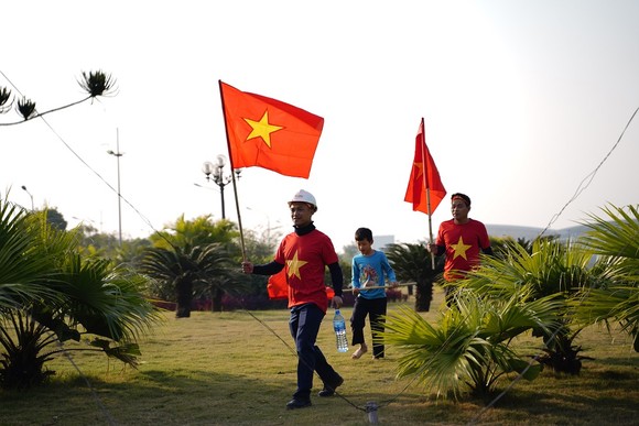 Người hâm mộ có mặt rất sớm đón các cầu thủ U22 và đội tuyển nữ Việt Nam ảnh 2