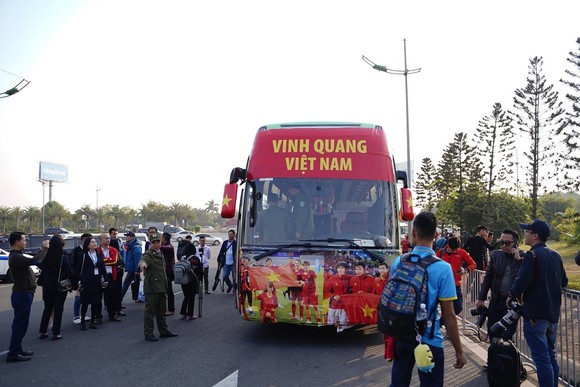 Người hâm mộ có mặt rất sớm đón các cầu thủ U22 và đội tuyển nữ Việt Nam ảnh 5