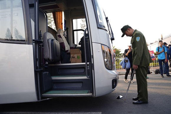Người hâm mộ có mặt rất sớm đón các cầu thủ U22 và đội tuyển nữ Việt Nam ảnh 9