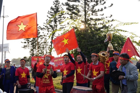Người hâm mộ có mặt rất sớm đón các cầu thủ U22 và đội tuyển nữ Việt Nam ảnh 4