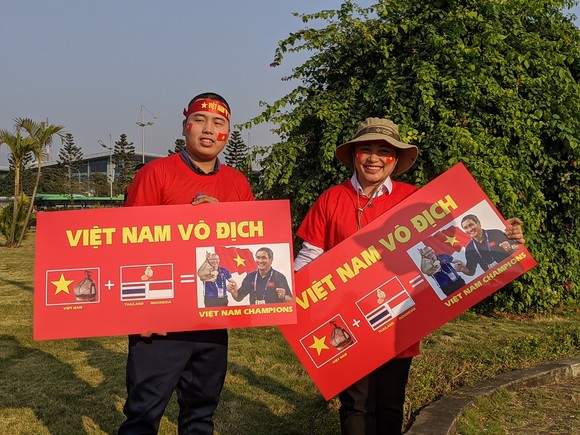 Người hâm mộ có mặt rất sớm đón các cầu thủ U22 và đội tuyển nữ Việt Nam ảnh 1