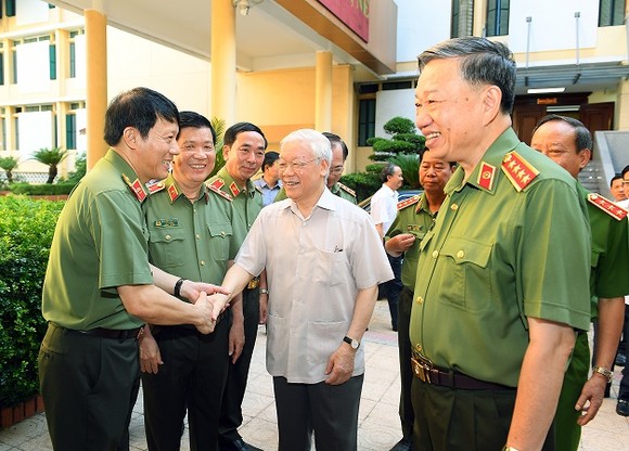 Không để những cán bộ, đảng viên vi phạm tiêu chuẩn chính trị, nguyên tắc, điều lệ Đảng cơ cấu vào cấp ủy ảnh 1