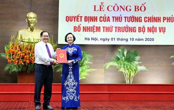 Tân Thứ trưởng Bộ Nội vụ Phạm Thị Thanh Trà nói sẽ nỗ lực phấn đấu để hoàn thành mọi nhiệm vụ ảnh 1