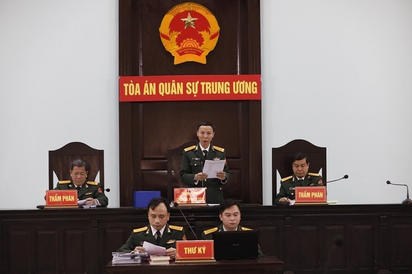 Cựu Thứ trưởng Bộ Quốc phòng Nguyễn Văn Hiến được giảm 6 tháng tù ảnh 1