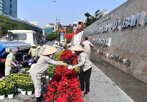 Đường phố Hà Nội 'thay áo mới' chào mừng Đại hội Đảng lần thứ XIII ảnh 10